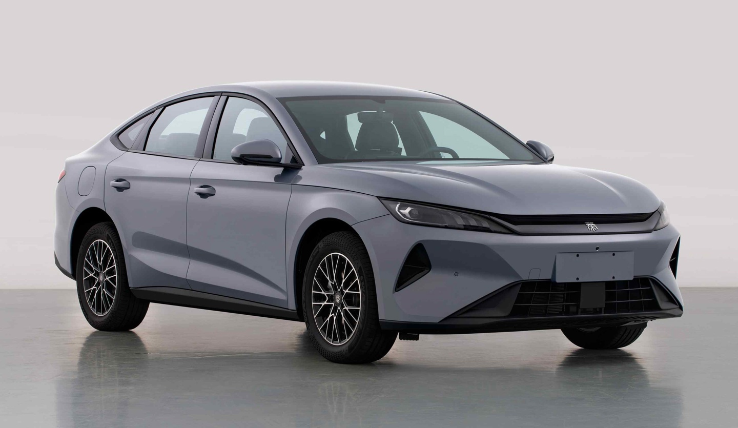 比亚迪秦PLUS EV 左前视图